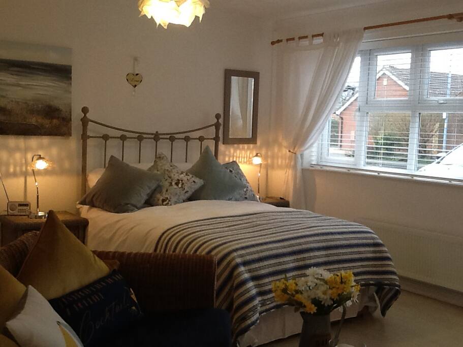 Cozy, light and airy living and sleeping space