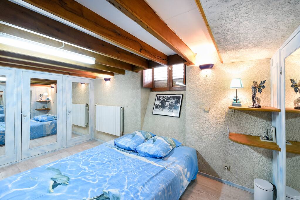 Chambre spacieuse, dans sous-sol. Rideaux. Hauteur : 1,85 cm