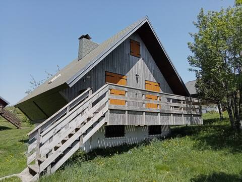 Chalet at the foot of the mountains