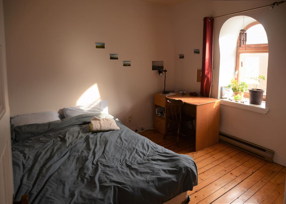 Votre future chambre :) Très lumineuse, avec une penderie, un bureau, un lit Queen size, et une belle déco avec tout ça :)