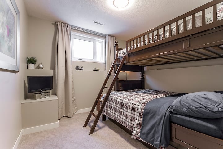 Udoban bračni krevet s jednim krevetom iznad i jednim krevetom na razvlačenje ispod