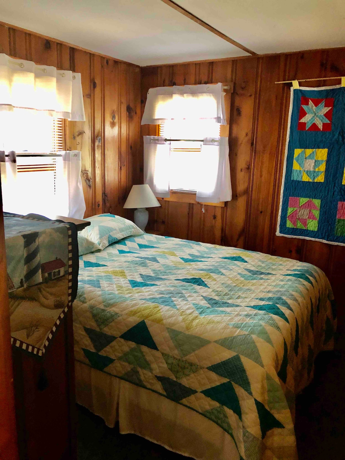 Dormitorio delantero con cama tamaño queen 