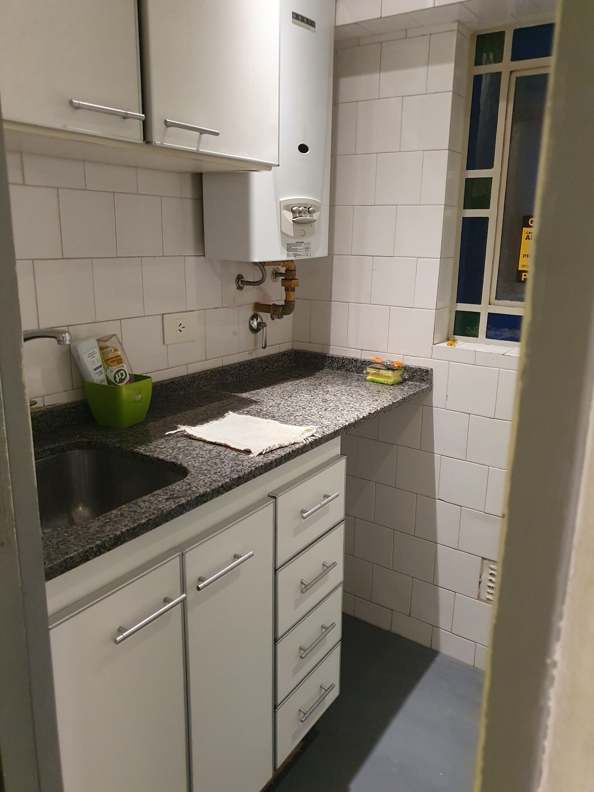 Quarto mobiliado com banheiro privativo no Colon Theater em San Nicolás