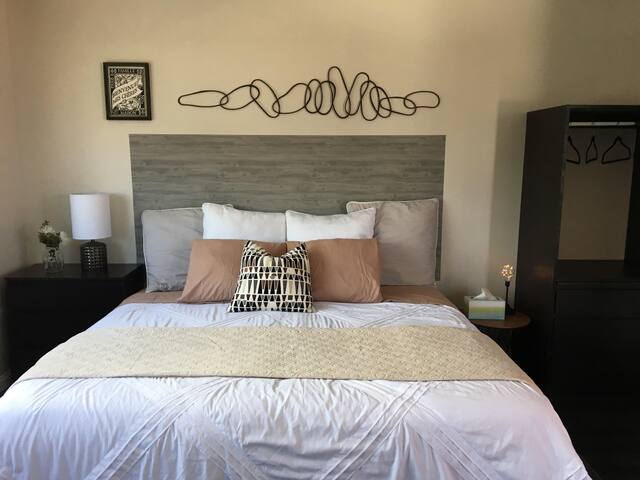 Beautiful Modern Studio close to shops and beach