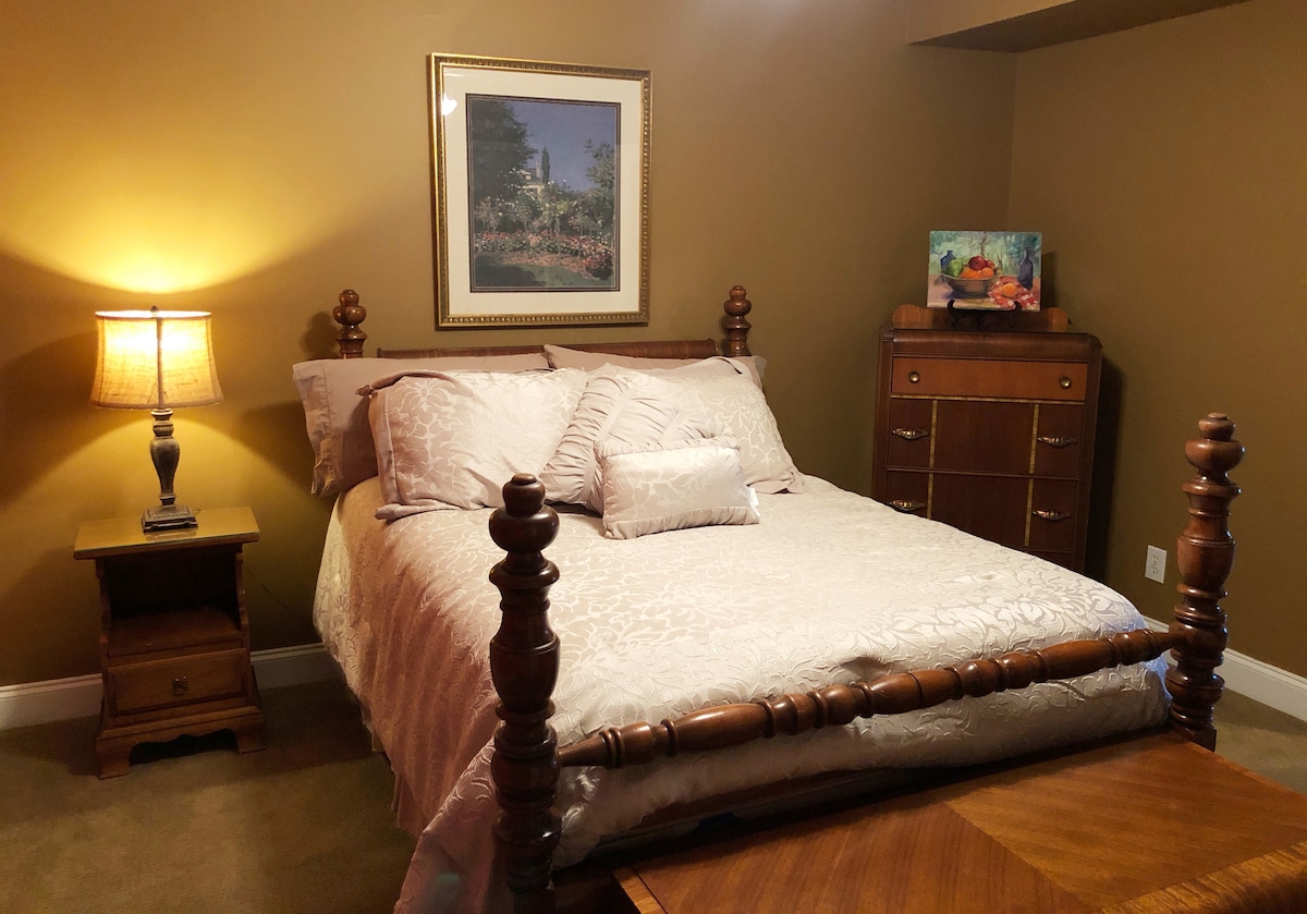 Дупли кревет во помала спална соба  со голем плакар