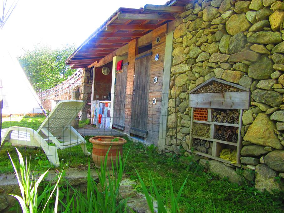 Sanitaires à côté du tipi