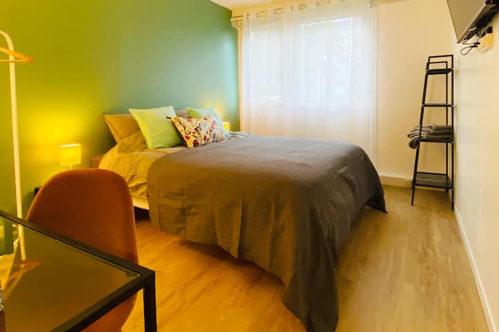 Duerme bien en la cama tamaño queen (160x200) de la habitación verde de agua.