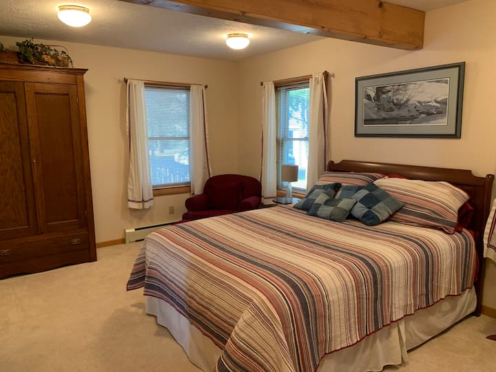 ห้องนอน 2 - เตียงควีนไซส์ 1 เตียง