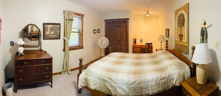 Главна спална соба со брачен кревет (широк 150-179 см) со работен простор, плакар и фиокар. 