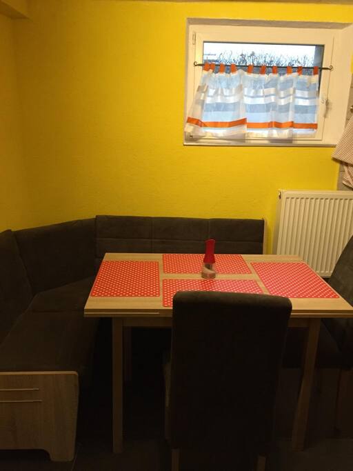 Gemütliche kleine Küche für 4-5 Personen