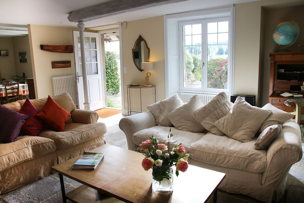 Salon confortable avec cheminée