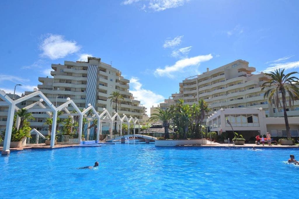 ENORMES PISCINAS CONPARQUE ACUATICO