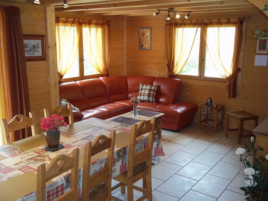 Salon avec poêle à bois ( 1 cagette de bois fournie)