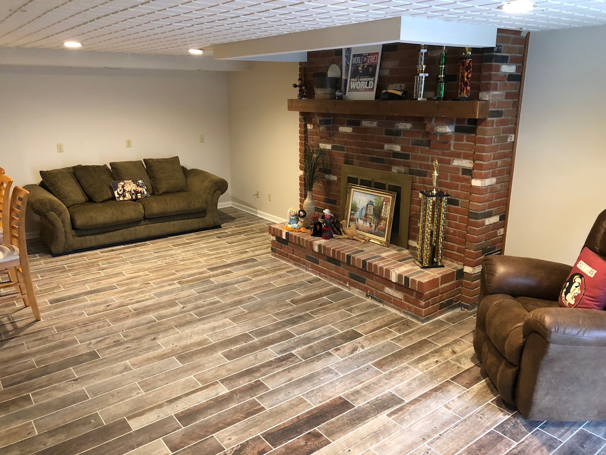 Фамилна стая от дъното на стълбището. 