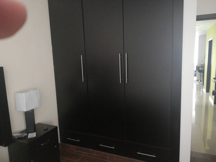 Closet amplio para ropa y cuenta con plancha para desarrugar la ropa