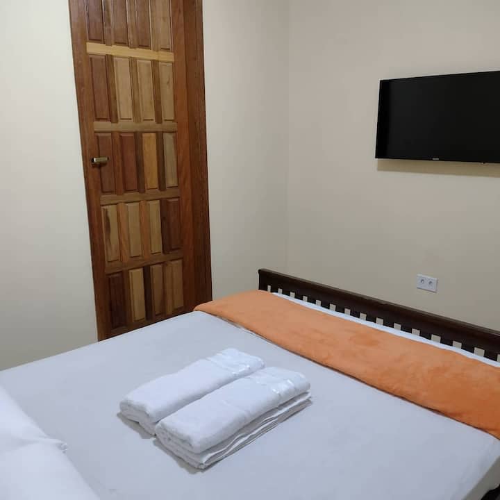 Апартамент 2 с Wi - Fi, телевизор и вентилатор на тавана