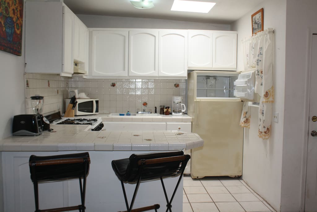 You well find this fully loaded Kitchen with microwave,
toaster,
blender and coffee maker with coffee, cream and suger.