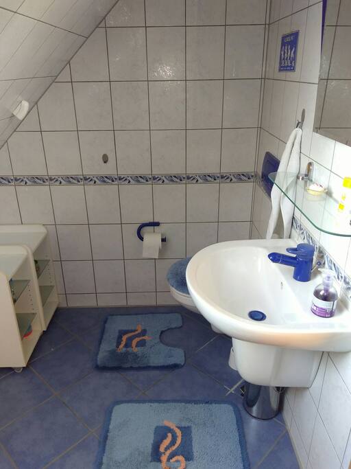 Separates Bad Waschbecken, Toilette und Dusche