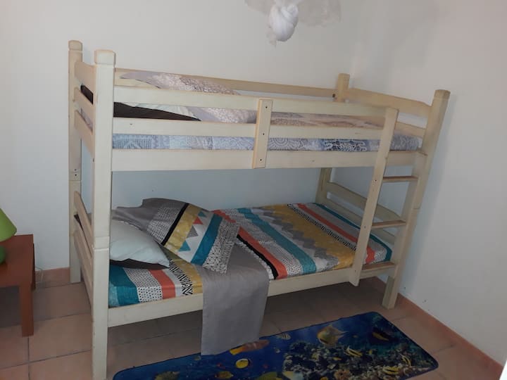 Dormitorio #3 climatizado  para niños equipados con literas y estantes de almacenamiento