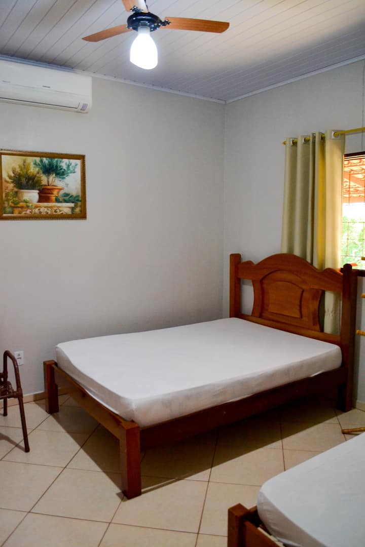Quarto nº 1, com uma cama de casal e 2 de solteiro, ventilador de teto e ar-condicionado