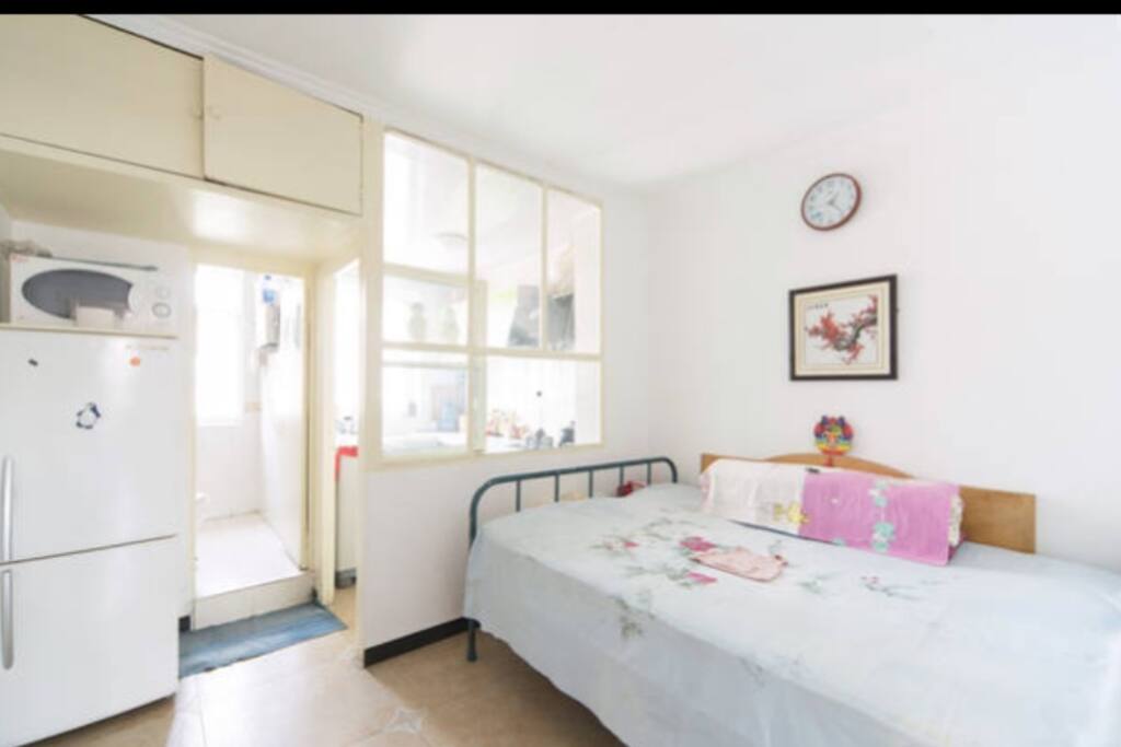 living room with double queen sized bed and matress 起居室,有一张双人床和席梦思床垫