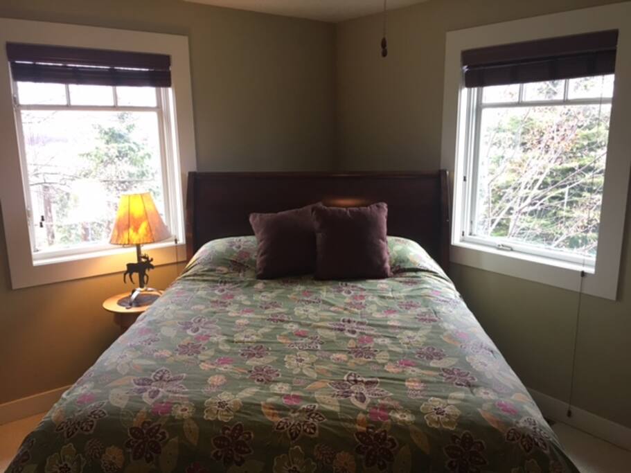 Private Bedroom - Queen Bed