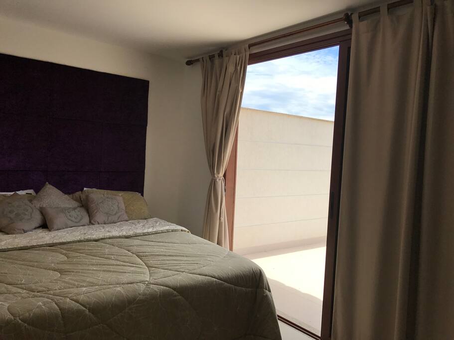 QUARTO PRINCIPAL COM VARANDA PRIVATIVA E VISTA PARA PRAIA