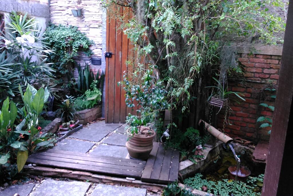 Jardim da frente. Front yard.