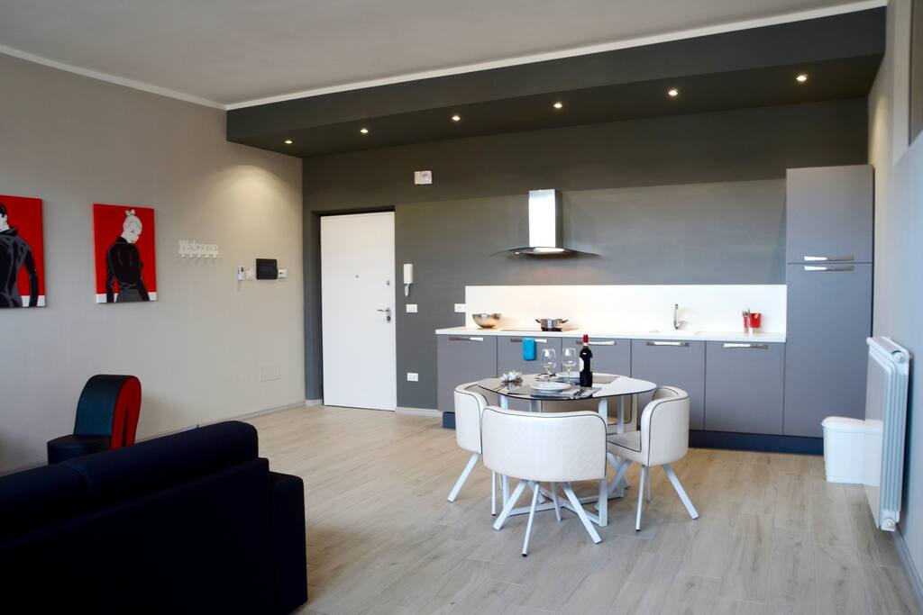 Soggiorno open space con angolo cottura