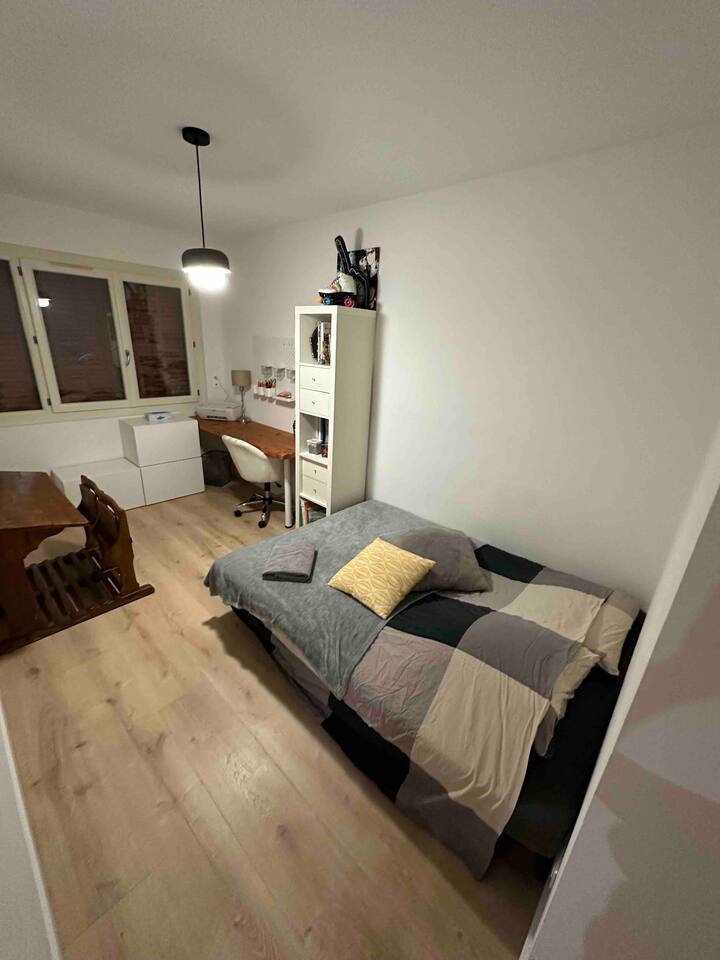 חדר שינה 2, שולחן, מיטה זוגית. 