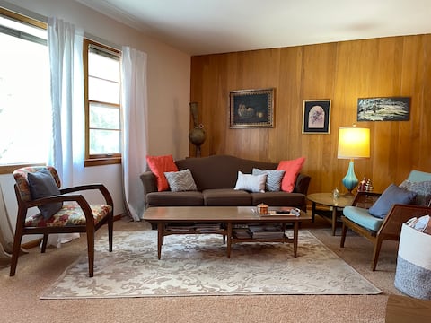 Sunny Upper Flat in Shorewood Near UWM & Downtown