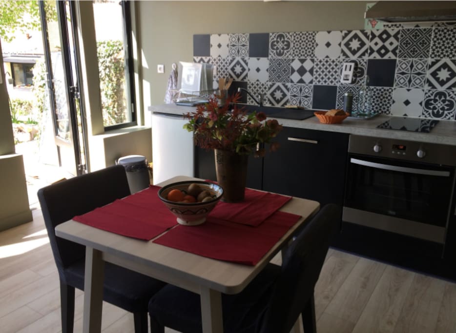 La cuisine est toute équipée et ouverte sur la terrasse.