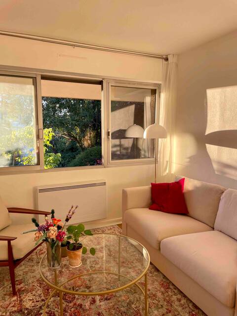 Quiet and well-decorated apartment (close to Thermes)