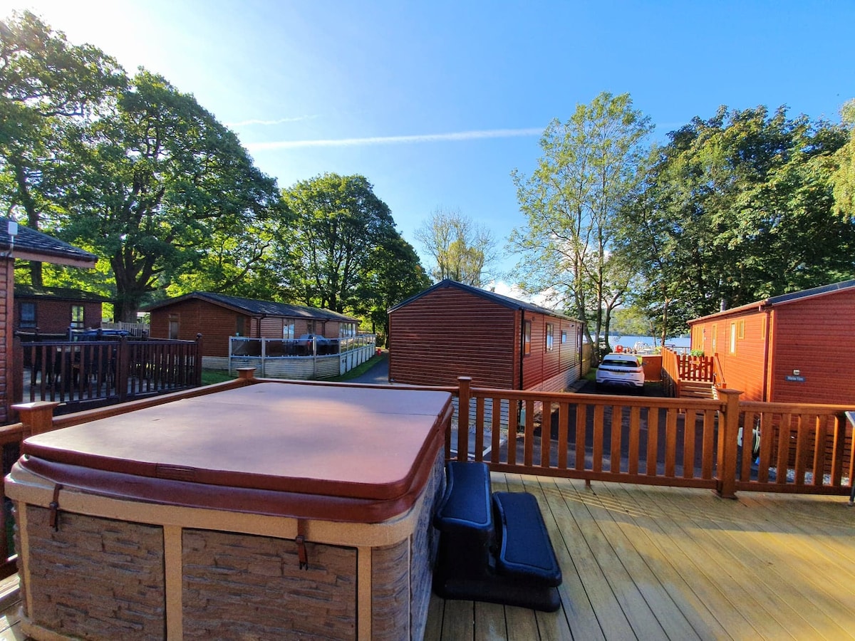 JawDropping Lodge with Hot Tub on Lake Windermere Cabins for Rent in