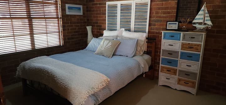 第二间卧室、双人床、电视和暖气。