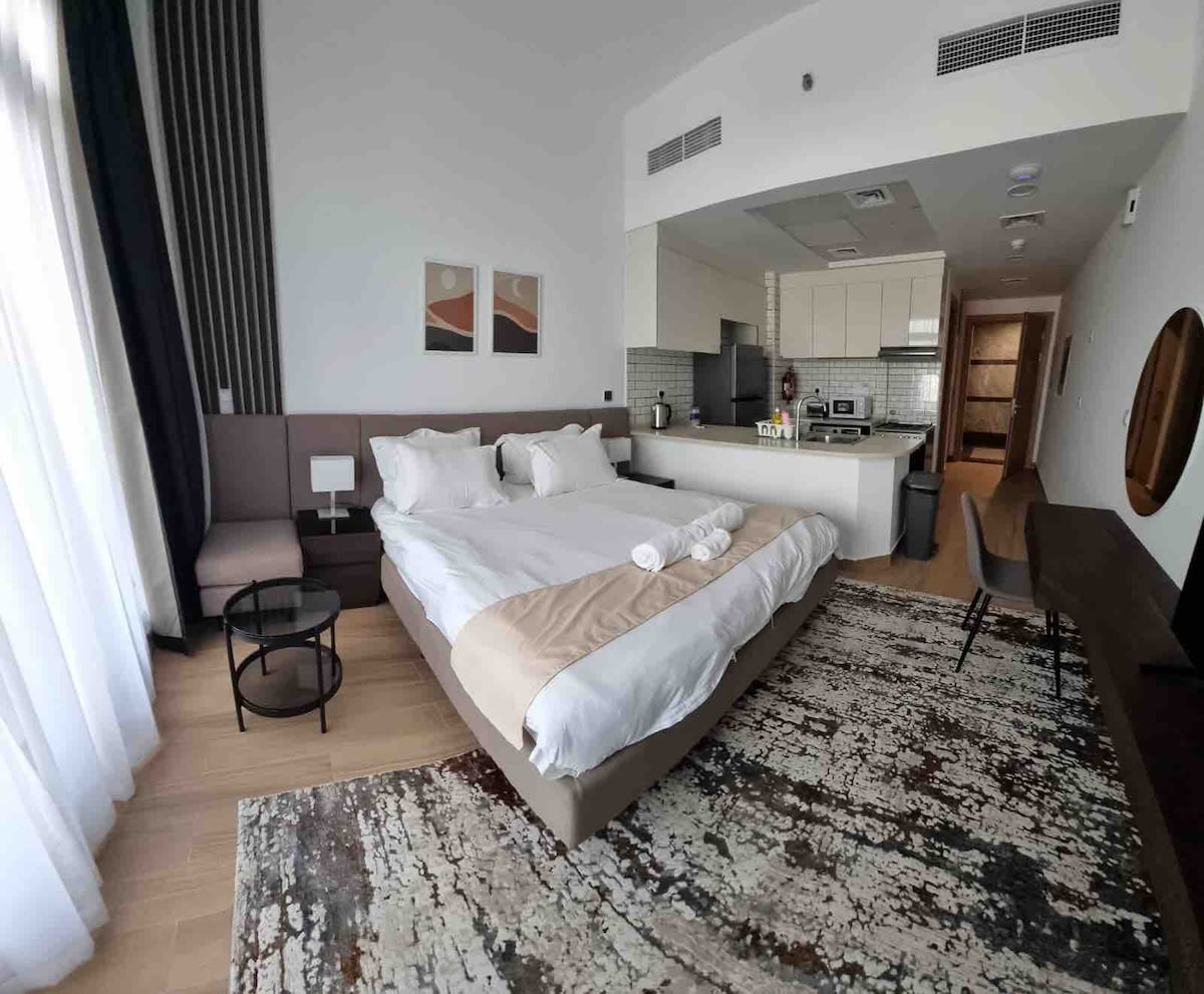 Popular Airbnb listing: Spacious Studio in Dubai – Near Metro & Cafes 2.1 in Al Satwa