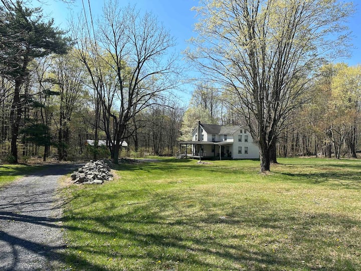 Pocono Mountain Woodrow Farmhouse