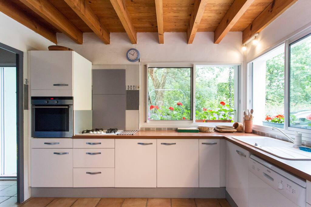Cuisine équipée avec vue panoramique