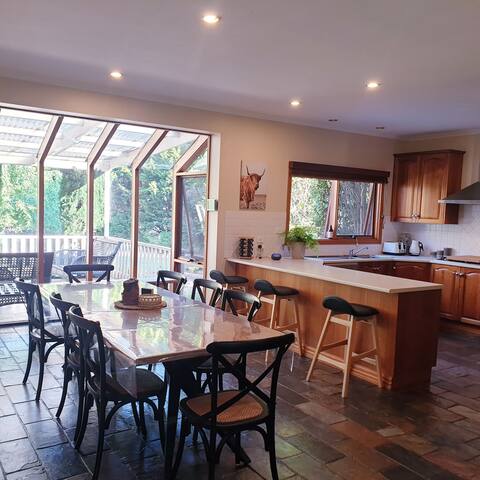 Stunning country style home, set on 1.5 acres of beautiful private gardens just minutes from Warrnambool’s best beaches. perfect for the whole family or a romantic couples retreat. gallery image 2