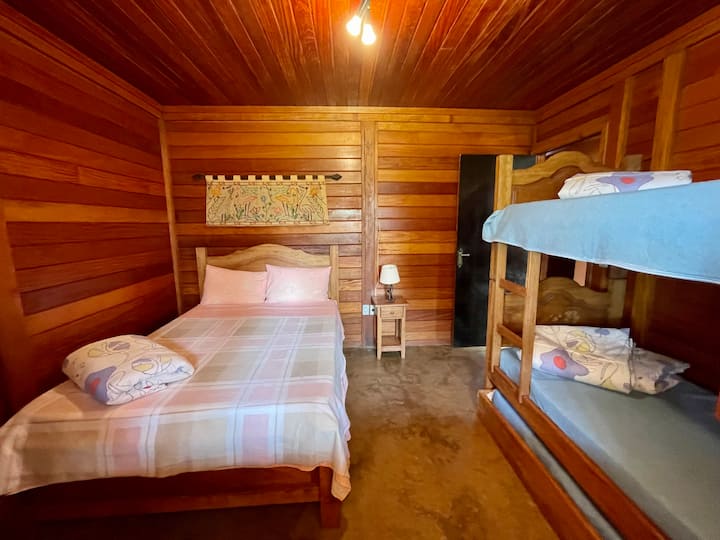 Dhomë gjumi 5, me 1 krevat dopio dhe 1 krevat marinari + krevat tek