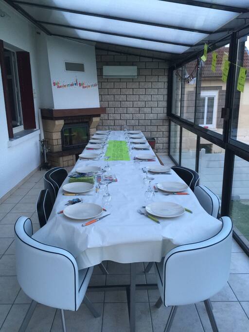 Grande véranda idéale pour les repas en famille, anniversaire, famille nombreuse, fêtes.