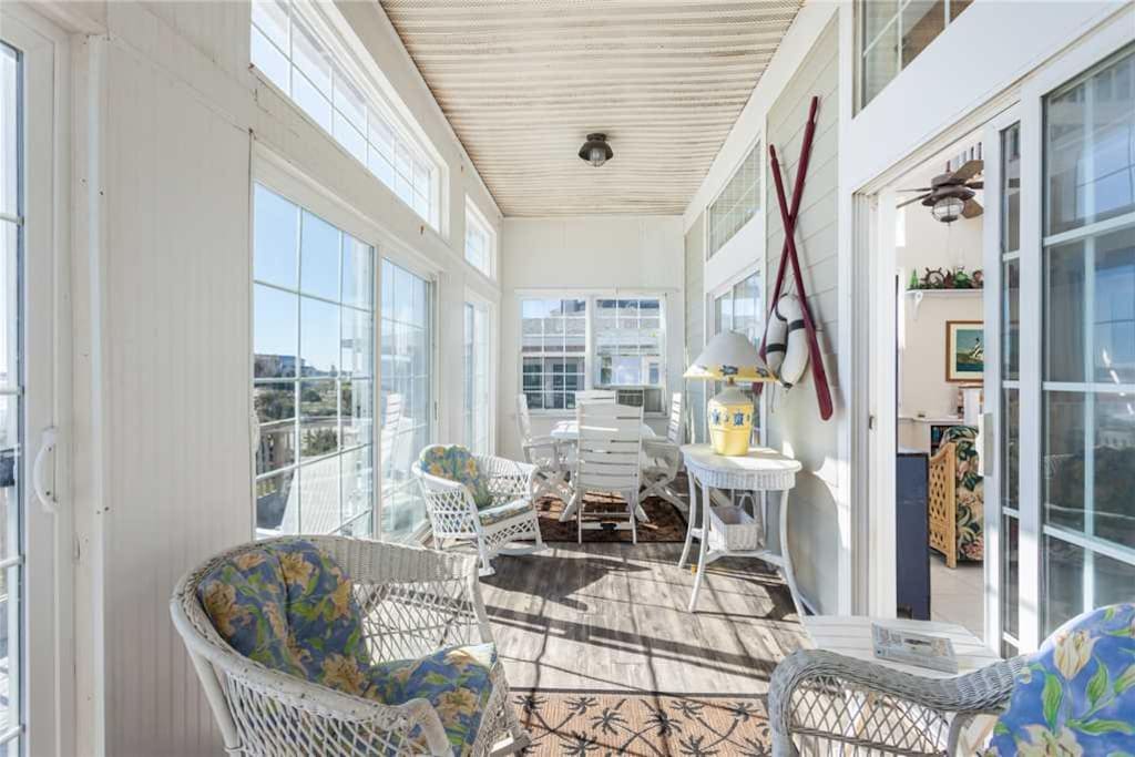 Florida Room - The Florida room at Cayman Sun is filled with lots of natural lighting, perfect for kicking back with an intriguin