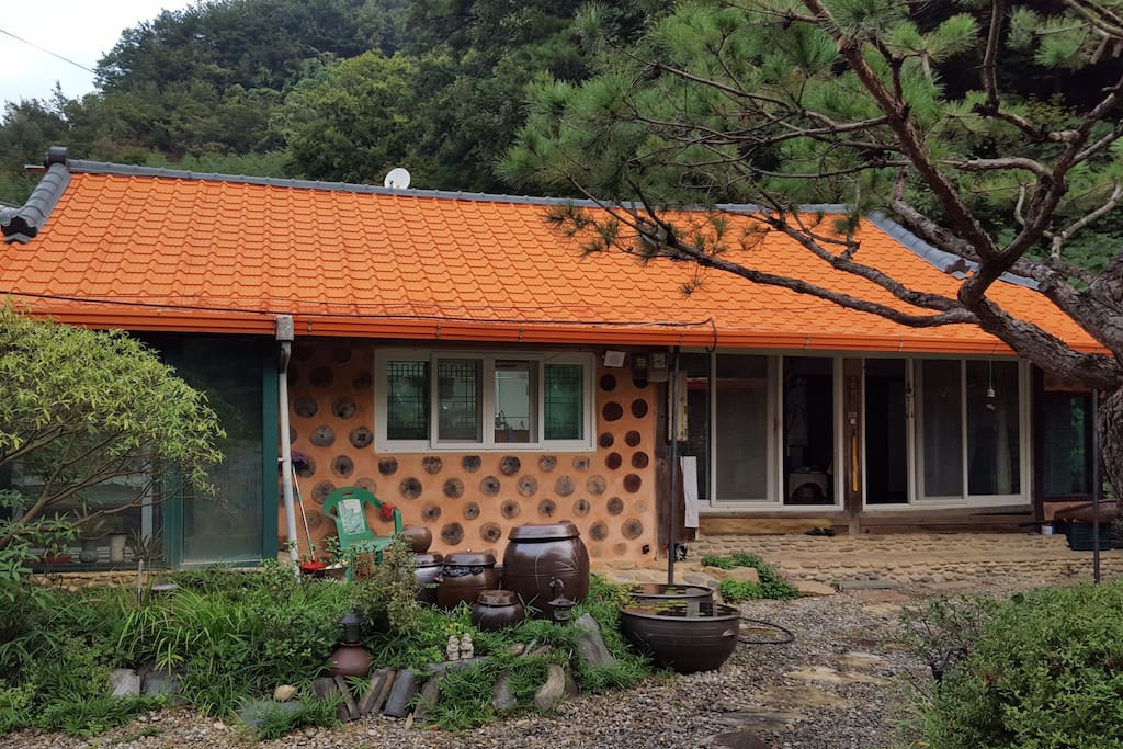 본채에는 침대1.매트리스2.
주방.욕실이 있습니다.