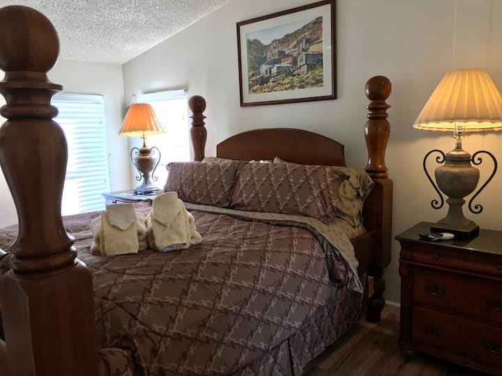 تحتوي غرفة النوم الرئيسية "Tropico Gold Mine" على سرير بمقاس كبير مع الكثير من الوسائد المريحة.  إنه على منصة مرتفعة وهو أكثر ملاءمة للأشخاص الأطول.