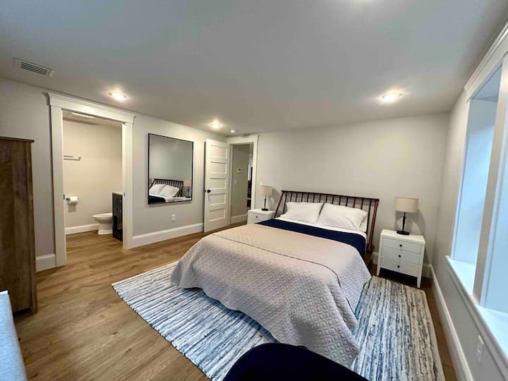 Bed 3 - Queen w En Suite Full Bath