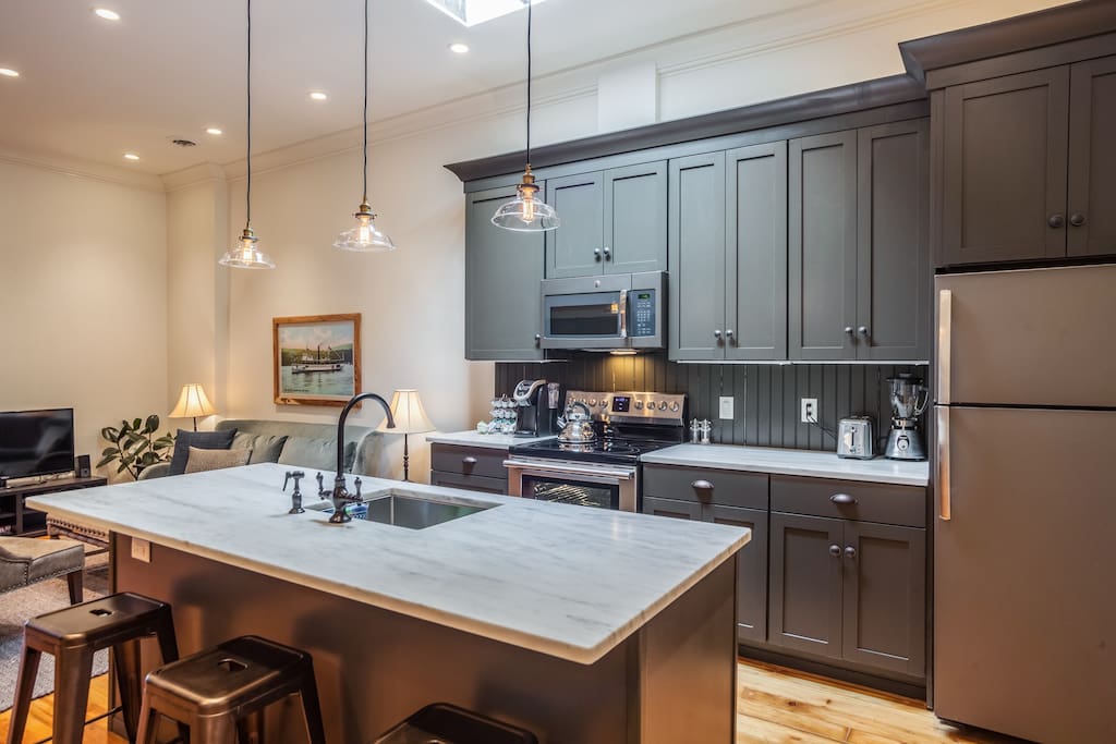 Full, Open Kitchen with Counter Seating