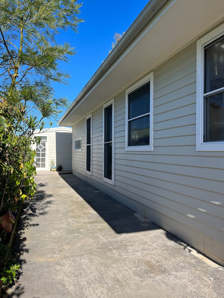 2 bedroom fully furnished studio - free parking