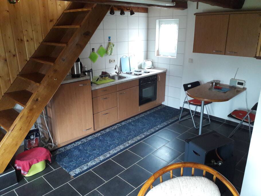 Küche mit Esstisch/ Treppe zum Schlafbereich