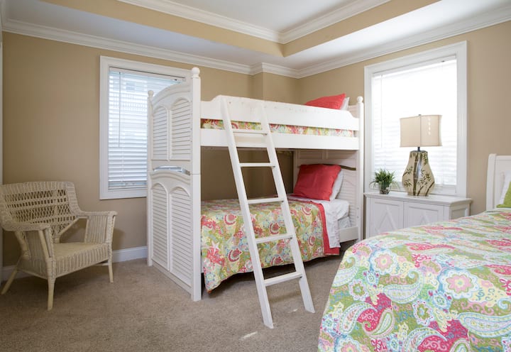 3. spavaća soba s bračnim krevetom i jednim bračnim krevetom