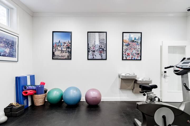 Boutique Double Hotel Suite Borders Andersonville and Uptown gallery image 5